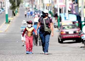 Varios niños salieron a la calle después de 64 días de encierro. La alerta epidemiológica recién se conoció en el transcurso de la mañana.