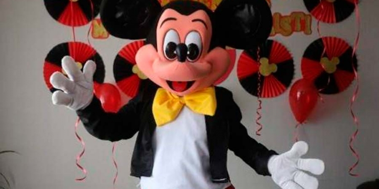 Hace un mes decidió ponerse el traje de Mickey y ahora nadie se lo saca.