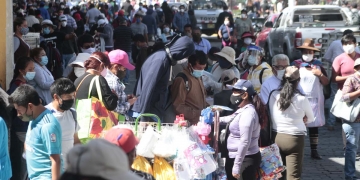 Cientos de ambulantes, sin control alguno, en el centro de la ciudad y en los alrededores de mercados distritales transmiten el coronavirus sin saberlo.