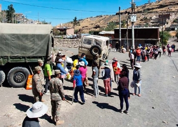 Junto a ‘Arequipa es Solidaria’ y personal del Ejército llevaron abrigo a las zonas alejadas de Alto Selva Alegre y Sabandía.
