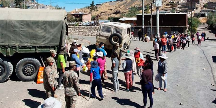 Junto a ‘Arequipa es Solidaria’ y personal del Ejército llevaron abrigo a las zonas alejadas de Alto Selva Alegre y Sabandía.