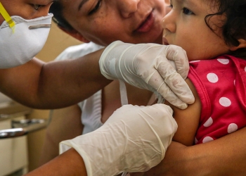 Los padres de familia deben ponerse al día con las vacunas para prevenir enfermedades en sus hijos.