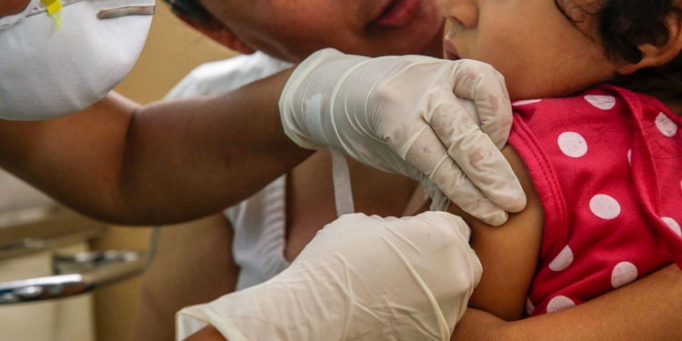 Los padres de familia deben ponerse al día con las vacunas para prevenir enfermedades en sus hijos.