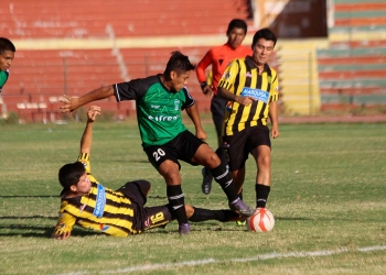 El fútbol “macho” se debate en el dilema de sobrevivir o desaparecer.