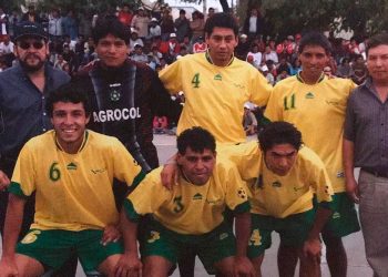El club Olimpia, uno de los equipos con más protagonismo. Aquí aparecen de pie Andrés Mamani, Fredy Suárez, Hilden Salas y Roberto 'Chino' Zárate (organizador). 
Hincados: Karlo Calcina, Luis Sotelo y Joel Sánchez.