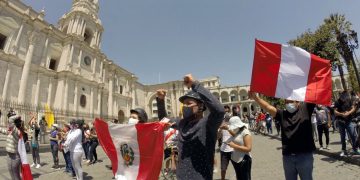 La población de Arequipa, volvió a salir a las calles desde muy temprano para ‘celebrar’ la renuncia de Manuel Merino como presidente de la República y rechazar la actitud del Parlamento nacional.