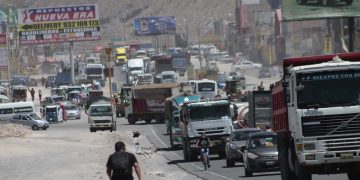 La vía de ingreso a Arequipa en el sector de cono norte, es un caos por la alta congestión vehicular.