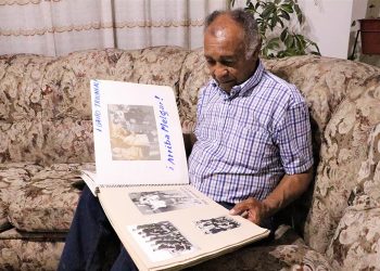 Leyva recuerda su paso por el fútbol profesional en el álbum fotográfico que conserva.