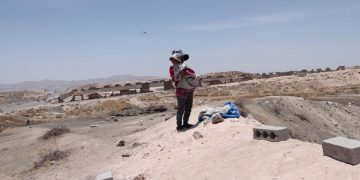 Más de mil personas fueron desalojadas de la zona conocida como Profam y Parque Industrial en el distrito de Yura, en el kilómetro 16 de la carretera Arequipa-Puno.