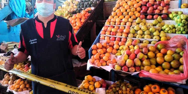 Desde hace 26 años, Raúl Ccanto junto a su esposa trabaja vendiendo fruta en el mercado San Camilo.