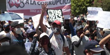 Cientos de ciudadanos (sobre todo jóvenes) tomaron las calles de Arequipa para protestar en contra del Congreso de la República.