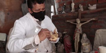 Desde hace más de 30 años, Pedro Abel Sánchez Moreno Almonte, junto a sus hermanas se encarga de ‘curar’ las figuras hechas de cualquier material y que forman parte de los nacimientos.