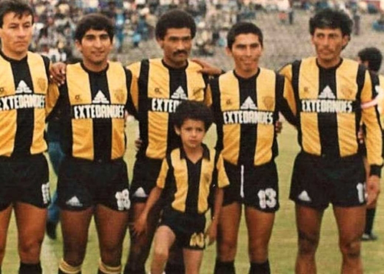 Aurora FBC, fue otro de los equipos arequipeños que defendió Genaro Neyra. Con el equipo atigrado, tuvo la oportunidad de ascender al fútbol profesional en 1994.