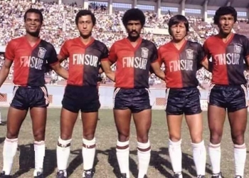 El exfutbolista (el tercero en la imagen) defendió la casaquilla rojinegra por once años y jugó junto a Eloy Ortiz, Juvenal Briceño, Víctor Gutiérrez y José Aguayo.