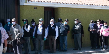 Escasas dosis de Pfizer retrasan inicio de vacunación de adultos mayores en Arequipa.