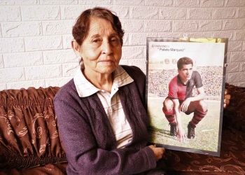 Sonia Lazo, mantiene viva la memoria de su esposo. Ahora vive con sus hijos y nietos que la protegen de la pandemia.