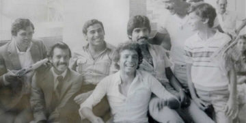 De la mano de Máximo Carrasco (sujeta un periódico), los rojinegros consiguieron el primer título nacional en 1981. En aquel equipo destacaban Jorge Ramírez, Raúl Obando, Fredy Bustamante y Genaro Neyra. Todos ellos arequipeños.