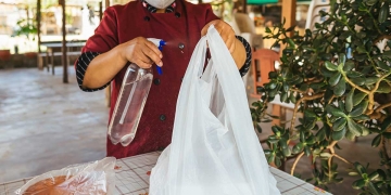 Compradores y comerciantes prefieren plastificar sus productos para facilitar la desinfección con alcohol o amonio cuaternario.