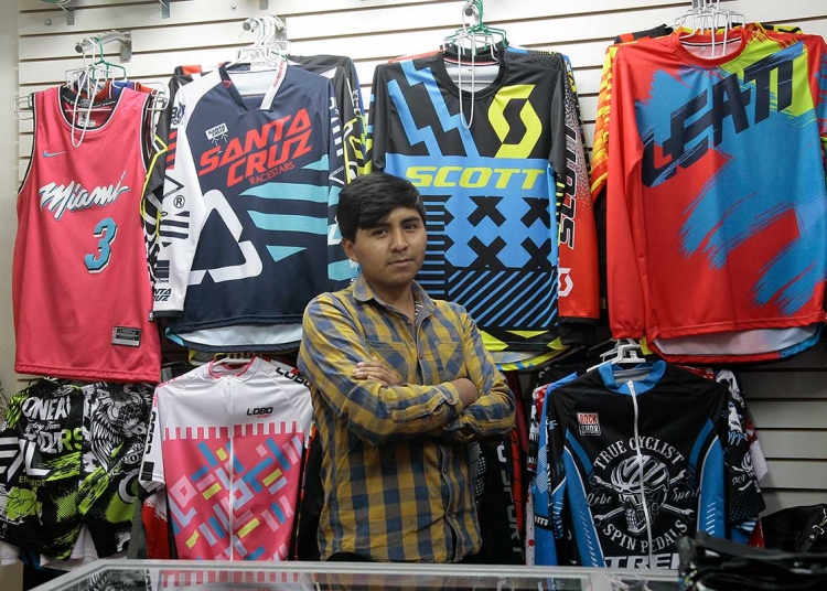Alfredo vendía en su taller, pero hace seis meses abrió su tienda en el Cercado de Arequipa.