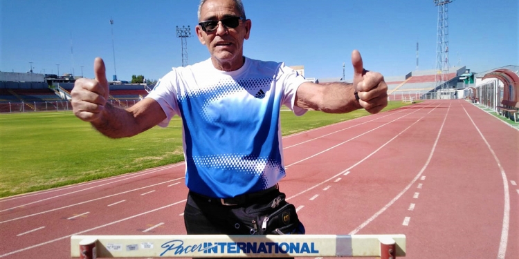 Julio Pérez, entrena todas las mañanas en el Estadio Melgar. Fue instructor de grandes atletas olímpicos como Mario Bazán Argandoña.