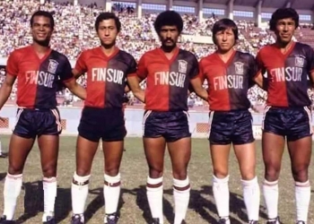 Briceño (el segundo de la izquierda), debutó en el fútbol profesional con FBC Melgar en 1984.