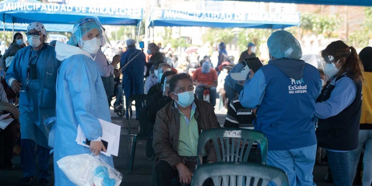 Falta de planificación en vacunación contra el covid, deja en el ‘aire’ a 90 000 personas en Arequipa.