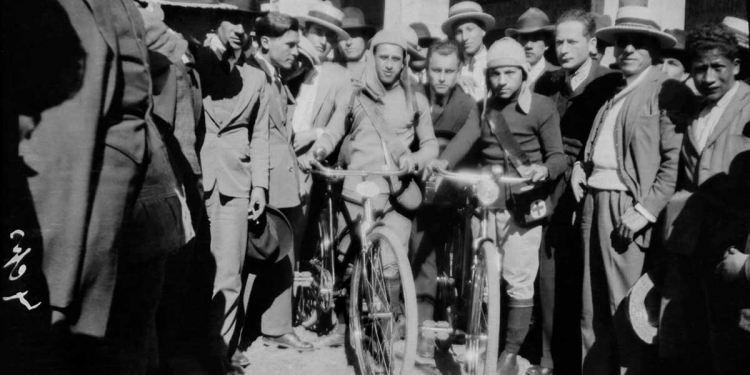 Ciclistas en la plaza de Armas de Arequipa. (Foto: Archivo Glave y Alcázar)