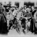 Ciclistas en la plaza de Armas de Arequipa. (Foto: Archivo Glave y Alcázar)