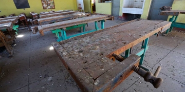 Las mesas donde antes se hacían clases de carpintería están deterioradas por el paso del tiempo.