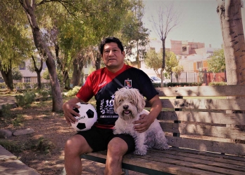 Retirado del fútbol, Rodolfo disfruta de su familia y de su mascota Chiqui, quien lo acompaña a todos lados.