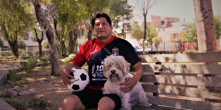 Retirado del fútbol, Rodolfo disfruta de su familia y de su mascota Chiqui, quien lo acompaña a todos lados.