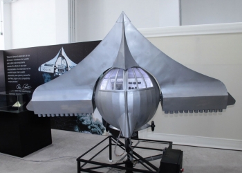 Autobólido. Es una nave espacial que utiliza 72 motores-cohete; 36 en cada ala.