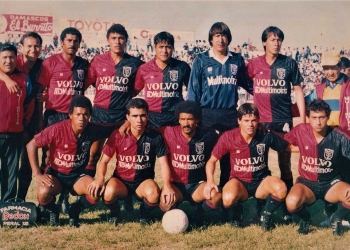 Gustavo Olmos, el segundo de los hincados, desde la izquierda.