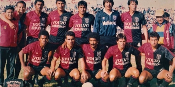 Gustavo Olmos, el segundo de los hincados, desde la izquierda.