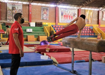 De lunes a sábado, Castillo entrena a deportistas de alto rendimiento en el gimnasio de Cerro Juli.