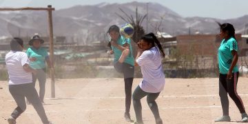 Señoras y jóvenes, disputan con rudeza cada balón para defender a sus equipos.