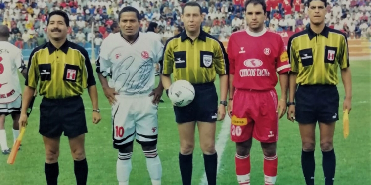 Yuri Cornejo (el primero de la derecha), asistió en varios partidos de futbol profesional.