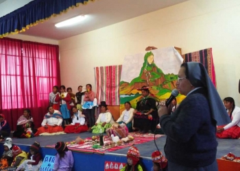 En el hogar María Auxiliadora hay tres hermanas que ayudan a las jóvenes en sus estudios.