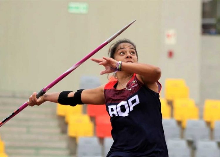 Nadia Requena, es una de las mejores en lanzamiento de jabalina. A pesar de la falta de apoyo, busca batir el récord nacional.