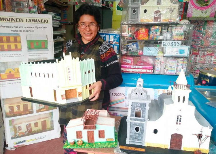 La docente y artista exhibe sus miniaturas en la pequeña librería.