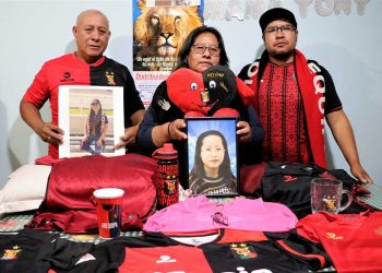 La familia de Yhilda Quispe, guarda todas las camisetas y suvenires en su memoria.