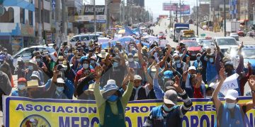 Multitudinaria marcha convocó a todos los comerciantes; miles marcharon hasta la Municipalidad de José Bustamante y Rivero para pedir más seguridad.