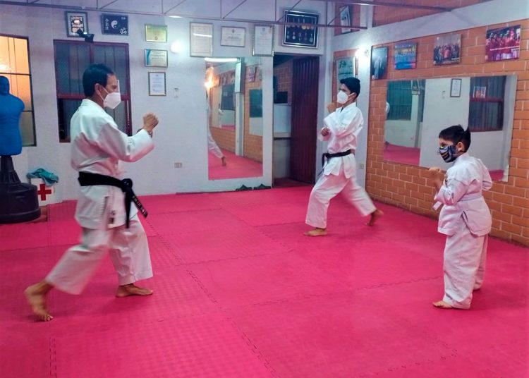 El karate es practicado por niños, jóvenes y adultos, quienes no solo aprenden a defenderse, sino a lograr una recreación espiritual y emocional.