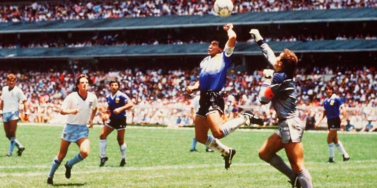 “Lo marqué un poco con la cabeza y un poco con la mano de Dios”, reconoció Maradona sobre el gol frente a Inglaterra, en el Mundial de México 86.