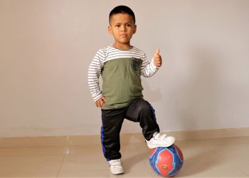 Renato Huarcaya, cursa el tercer año de primaria. Sueña con ser futbolista e ingeniero civil.