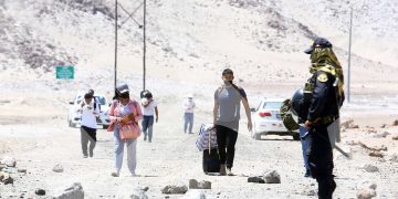 Cargando sus equipajes o jalando las maletas, cruzaban parte de los cerros para cortar camino en medio de un intenso calor.