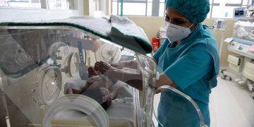Ángeles del cielo, es el nombre que reciben las enfermeras del hospital Honorio Delgado E., que atienden en la unidad de neonatología.
