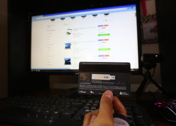 Ofertas en línea pueden provocar problemas financieros por usar tarjetas de crédito.