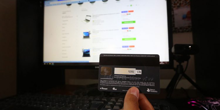 Ofertas en línea pueden provocar problemas financieros por usar tarjetas de crédito.