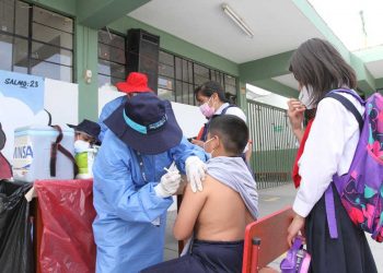Colegios ya funcionan con aforo al 100% y urge revertir los bajos índices de vacunación contra el COVID-19 en escolares.